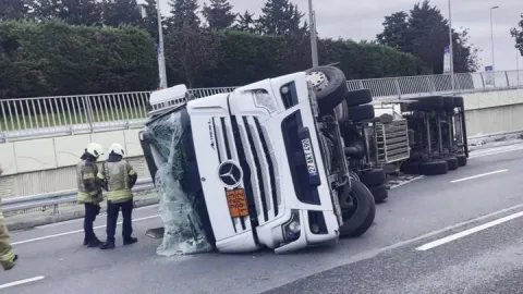 Bakırköy'de tanker devrildi; sızıntı nedeniyle yol kapatıldı