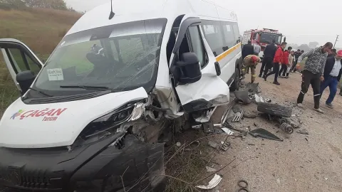 Balıkesir'de işçi servis minibüsü ile hafif ticari araç kafa kafaya çarpıştı: 9 yaralı