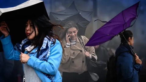 Balkanlardan gelen soğuk hava etkisini sürdürüyor: Kuvvetli sağanak yağış uyarısı! İstanbul dahil birçok ilde sarı alarm | Ani sel, rüzgar ve heyelan riski