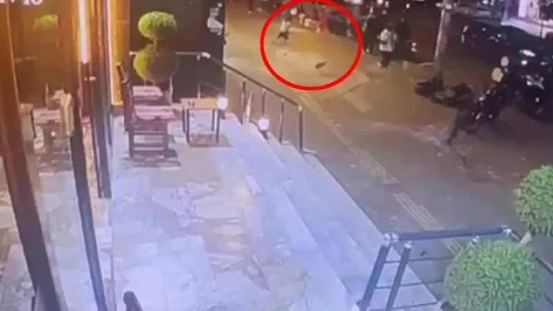 Balkondan yola taşlar döküldü: Ölümden saniyelerle kaçış kamerada!