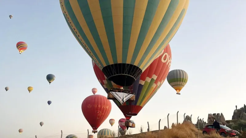 Balonlar Gazze için havalandı.. Sepetlerine kefiye asıldı