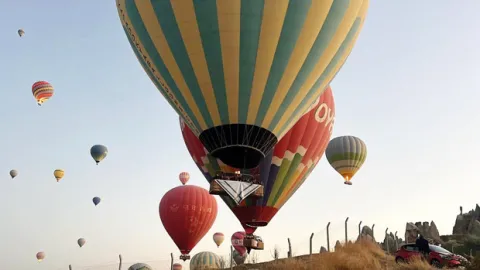 Balonlar Gazze için havalandı.. Sepetlerine kefiye asıldı