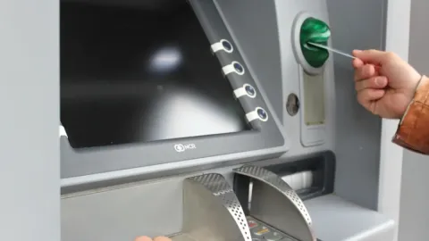 Banka hesaplarındaki paralara el konulacak: Ülkede ortalık karıştı
