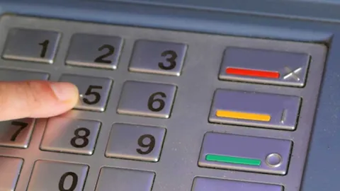 Banka milyonlarca doları ATM yanında unuttu