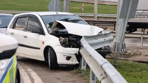 Bariyerlere çarpan otomobilin sürücüsü yaralandı