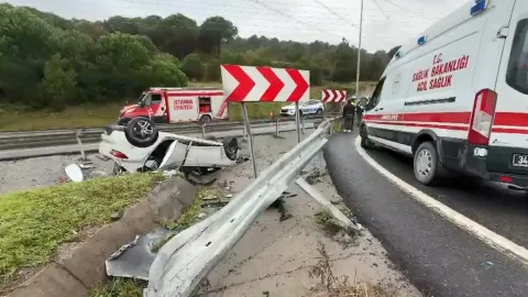 Bariyerlere çarpıp takla atan aracın kaza anı kamerada