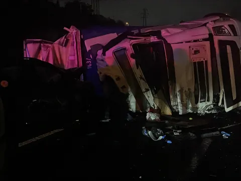 Gece yarısı facia: Karşı şeride geçen TIR otomobile çarptı - fotoğraf 1