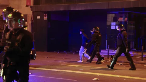 Barselona'daki şiddet olaylarında yaklaşık 100 kişi gözaltına alındı