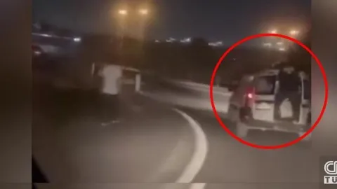 Başakşehir’de ilginç yolculuk! Açık bagajda araçtan sarktı