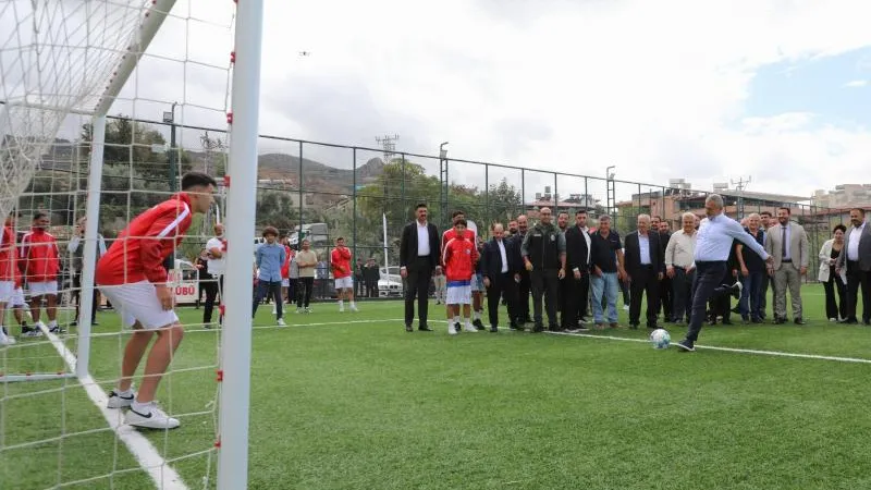 BAŞKAN ÖNTÜRK'TEN, SAMANDAĞ HALI SAHADA PENALTI ATIŞI