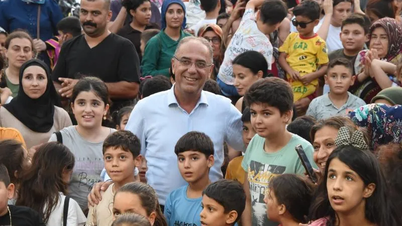 BAŞKAN YAPAR, ÇOCUK ŞENLİĞİ’NDE ÇOCUKLARLA BİRLİKTE 