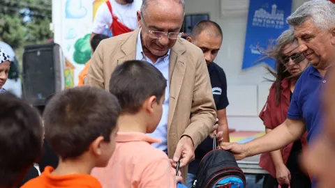 BAŞKAN YAPAR'DAN ÇOCUKLARA ÇANTA ARMAĞANI