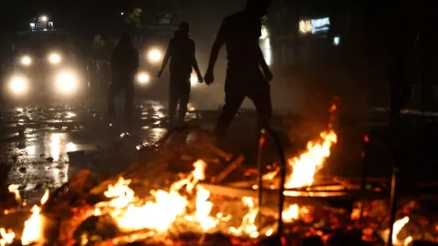 Başkent Tiran'da karakol yakıldı. Arnavutluk'ta sokaklar neden karıştı?