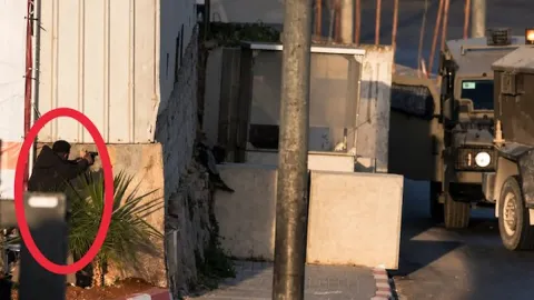 Batı Şeria'da Hamas'ın üstlendiği saldırı sonrası İsrail ordusu bölgeyi kuşattı