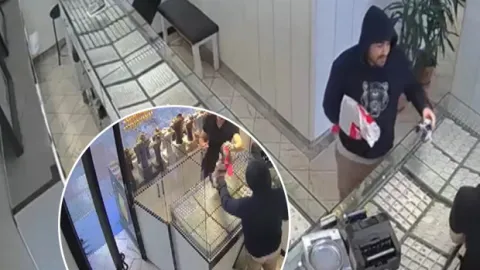 Bayrampaşa'da ilginç soygun girişimi! Şemsiyeye tabanca süsü veren hırsız, sahte altınları çaldı
