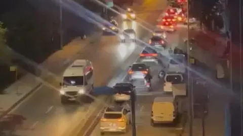 Bayrampaşa'da yol çöktü. Mahsur kalanlar var