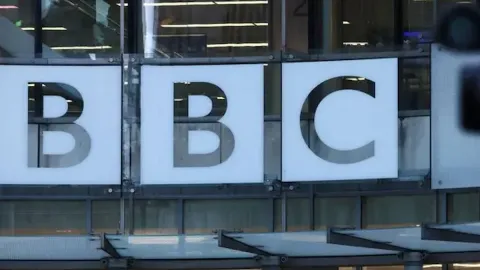 BBC iki televizyon kanalı ve bir radyoyu kapatıyor
