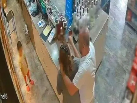 O anlar kamerada... Çocuğun önünde poşetle boğma girişimi - fotoğraf 2