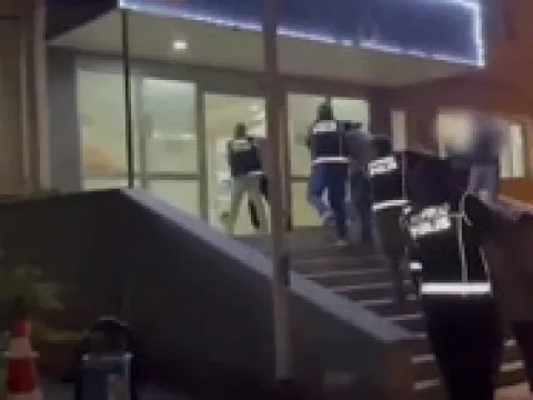 Van’da trafik ışıklarındaki kaza anı kamerada: 1 can kaybı, 4 yaralı - fotoğraf 5