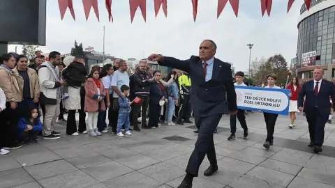 Beden eğitimi öğretmeninin 29 Ekim yürüyüşü sosyal medyada gündem oldu