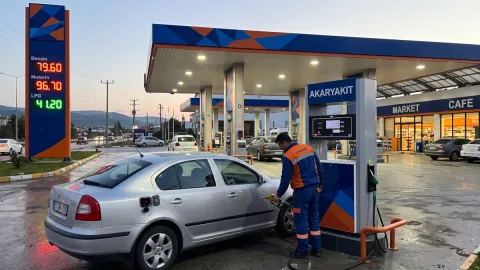 Benzine gece yarısı indirim geldi: Akaryakıt tabelaları yeniden değişti