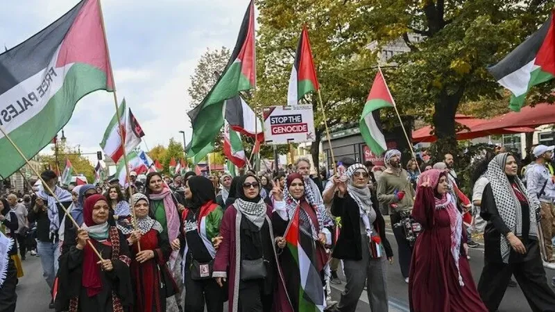 Berlin'de binlerce kişi silahlanmaya karşı gösteri yaptı