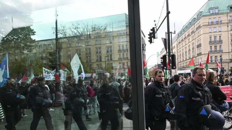 Berlin'de binlerce kişiden gösteri