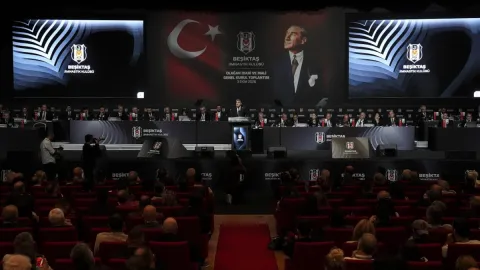 Beşiktaş Genel Kurulu'nda ortalık karıştı: İhraç oylamasında salon gerildi