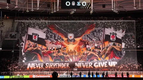 Beşiktaş tribünlerinden görsel şov
