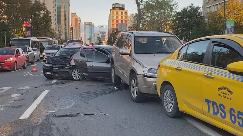 Beşiktaş’ta 5 araç birbirine girdi, 2 kişi yaralandı
