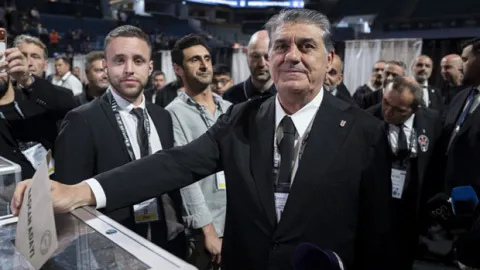 Beşiktaş'ta Serdal Adalı yeniden başkanlığa seçildi!
