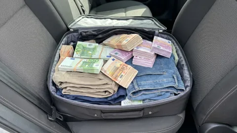 Beyan ettiği paranın 123 katı valizinden çıkınca havalimanında ortalık karıştı