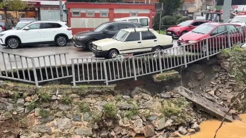 Beykoz’da köprünün yan duvarları çöktü, yol trafiğe kapatıldı