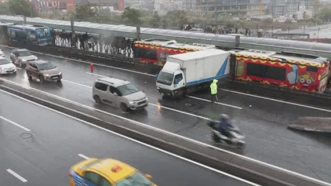 Beylikdüzü'nde kamyonet, metrobüs bariyerine çarptı
