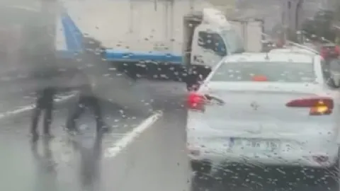 Beylikdüzü'nde yağmur kazası: Kamyonet bariyerlere çarptı, trafik kilitlendi