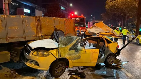 Beyoğlu'nda 5 araç birbirine girdi