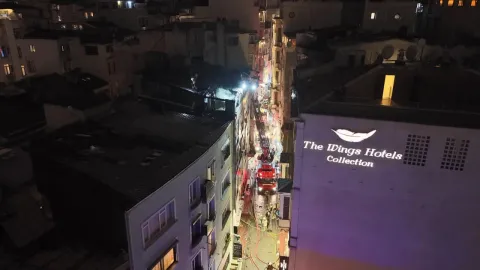 Beyoğlu'nda 6 katlı apartmanda yangın