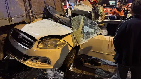 Beyoğlu'nda feci kaza! Otomobil taksiye çarptı: 3 yaralı