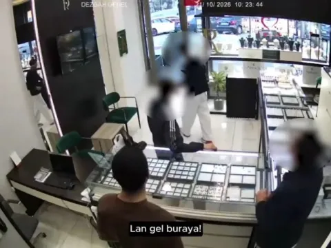 Kuyumcuya saldırıp gasbettiği otomobille kaçtı: Yeni görüntüler ortaya çıktı - fotoğraf 3