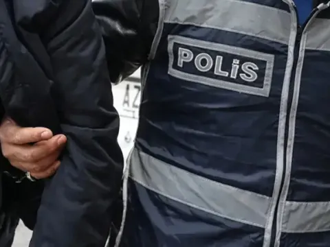 Hasarlı araçlarla kurulan milyonluk tezgah: 7 ildeki sahte kaza operasyonunda 79 kişi adliyeye çıkarıldı - fotoğraf 4