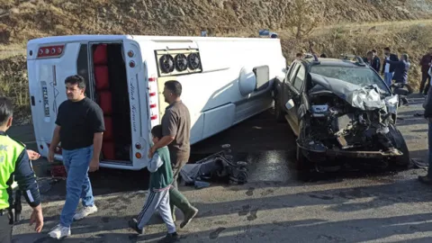 Bingöl-Diyarbakır karayolunda can pazarı: Yan yatan midibüsteki 12 kişi hastaneye kaldırıldı