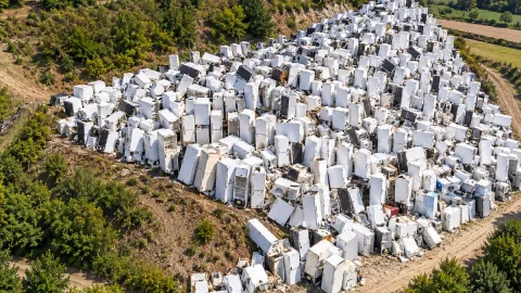 Binlerce buzdolabını dağın yamacına bıraktılar