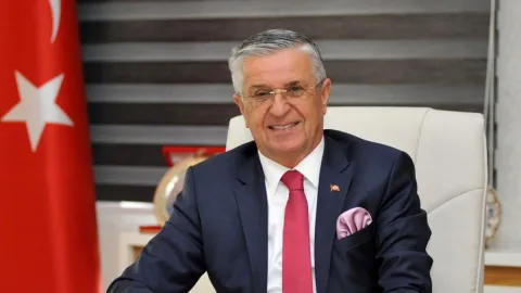 Bir belediye başkanı daha 8 belediye meclis üyesiyle birlikte CHP'den istifa etti