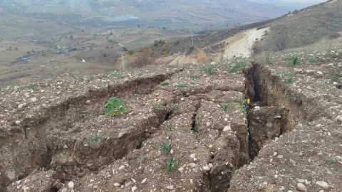 Bir ilde topraklar yarılmaya başladı: Valilikte uyarılar geldi