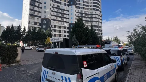 Birlikte yaşayan çift bıçakla birbirini yaraladı