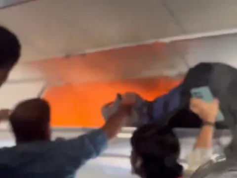 Şarj cihazı patladı uçakta yangın çıktı - fotoğraf 1
