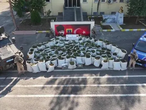 Diyarbakır'da 2 ton uyuşturucu ele geçirildi - fotoğraf 3