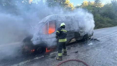 Bodrum’da okul servis minibüsü alev alev yandı