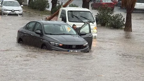 Bodrum’da sağanak; cadde ve sokaklar göle döndü, araçlar yolda kaldı