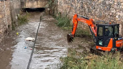 Bodrum'da sağanakla mücadele: Yollar göle döndü, iş yerlerini su bastı